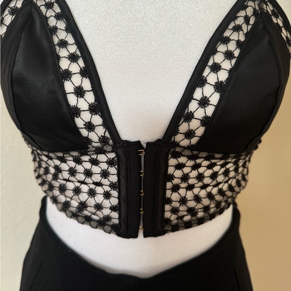 Short and top outfit, with black shorts and lace satin top - Picture 1 of 9